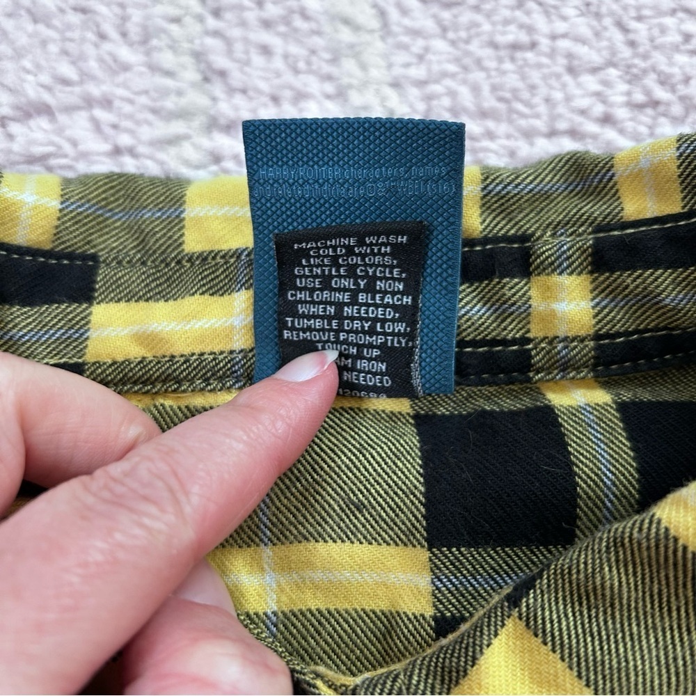 Hot Topic Harry Potter Hufflepuff Yellow and Black Plaid Button Up Shirt Small - Picture 5 of 12